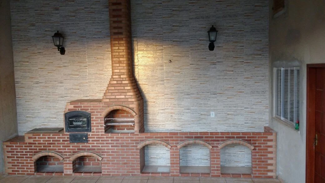 Detalhe de churrasqueira de tijolos