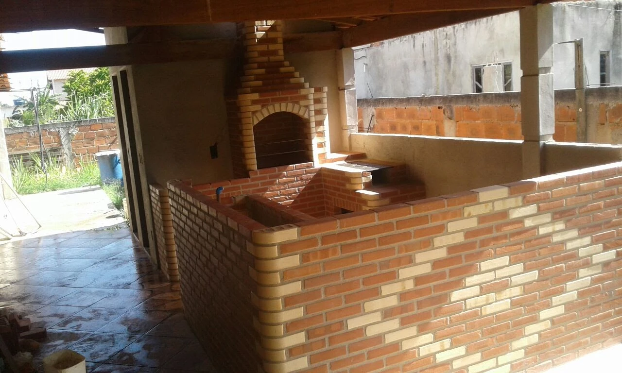 Detalhe de churrasqueira de tijolos
