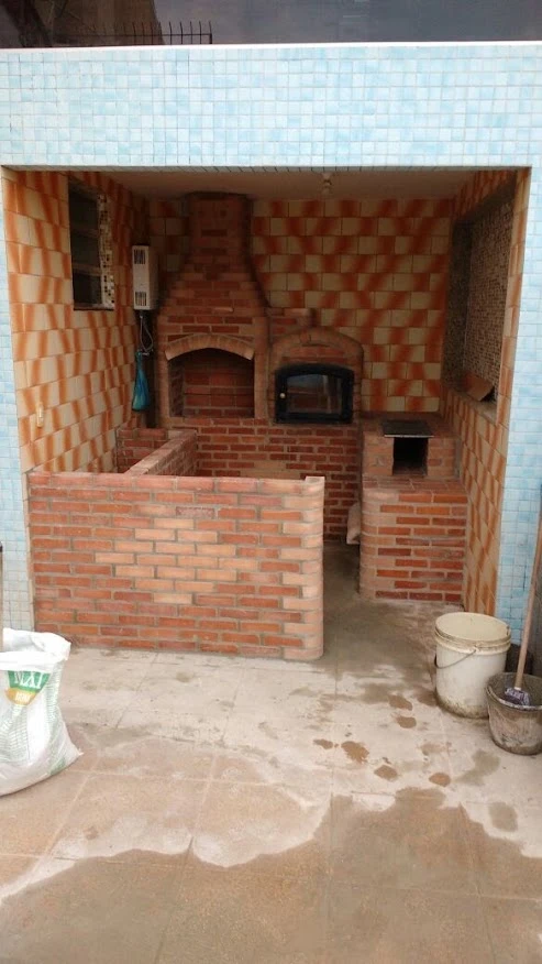 Detalhe de churrasqueira de tijolos
