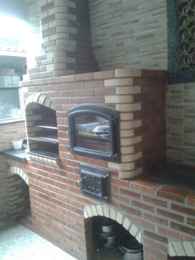 Detalhe de churrasqueira de tijolos