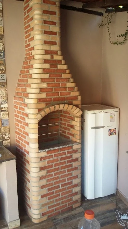 Detalhe de churrasqueira de tijolos