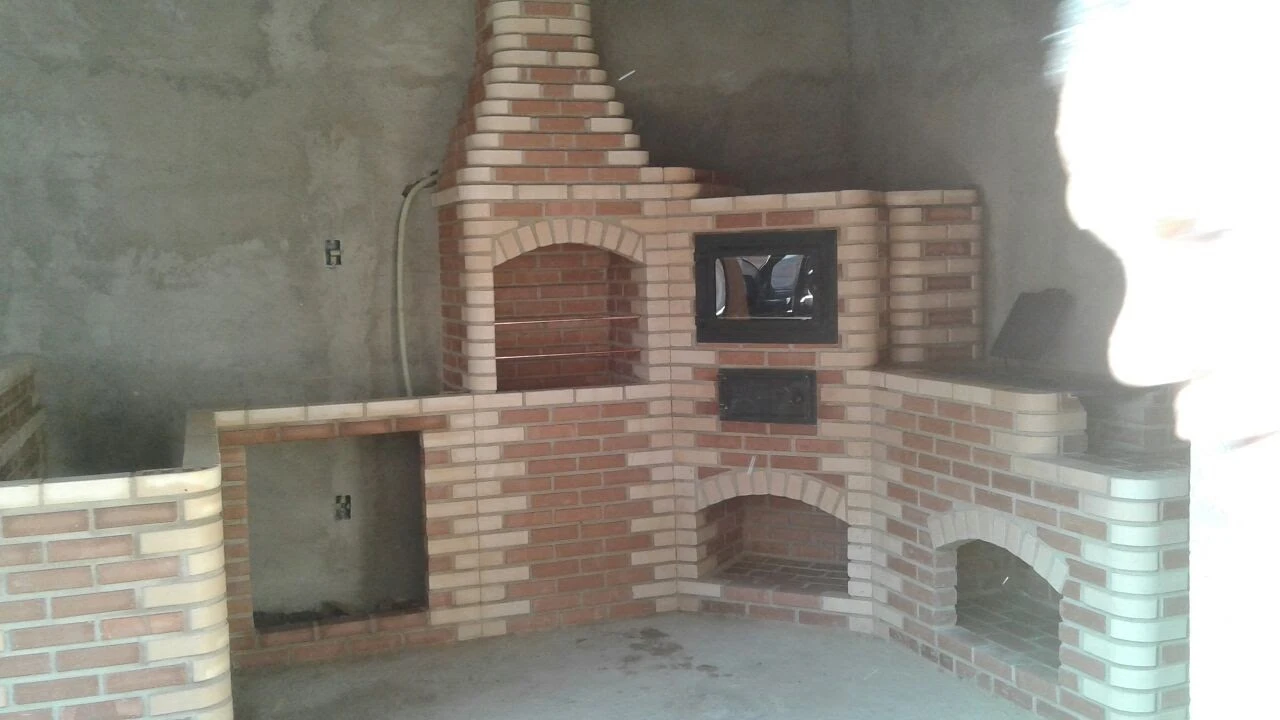 Detalhe de churrasqueira de tijolos
