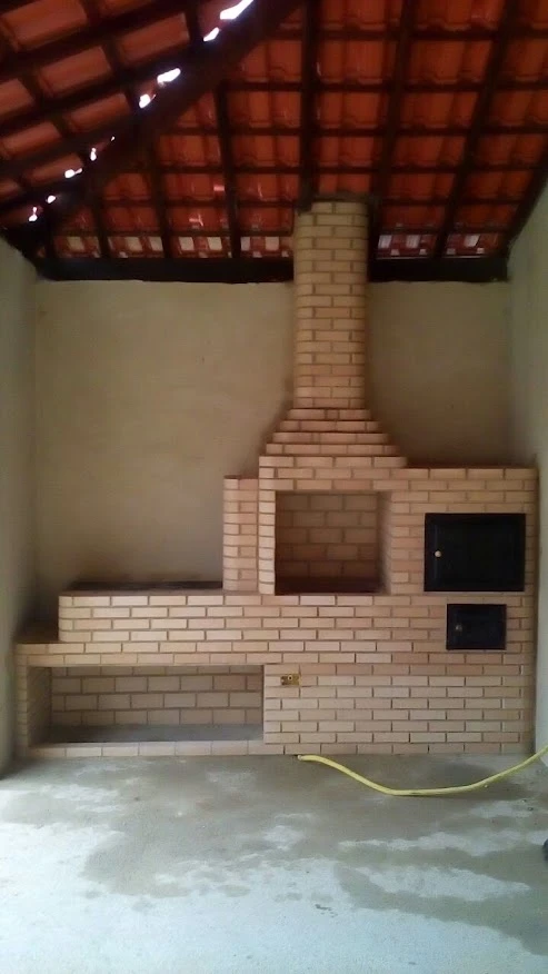 Detalhe de churrasqueira de tijolos