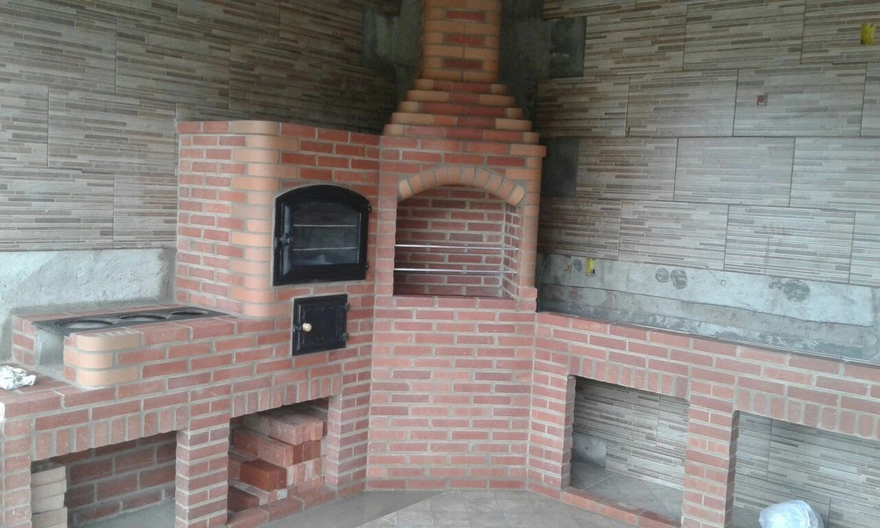 Detalhe de churrasqueira de tijolos