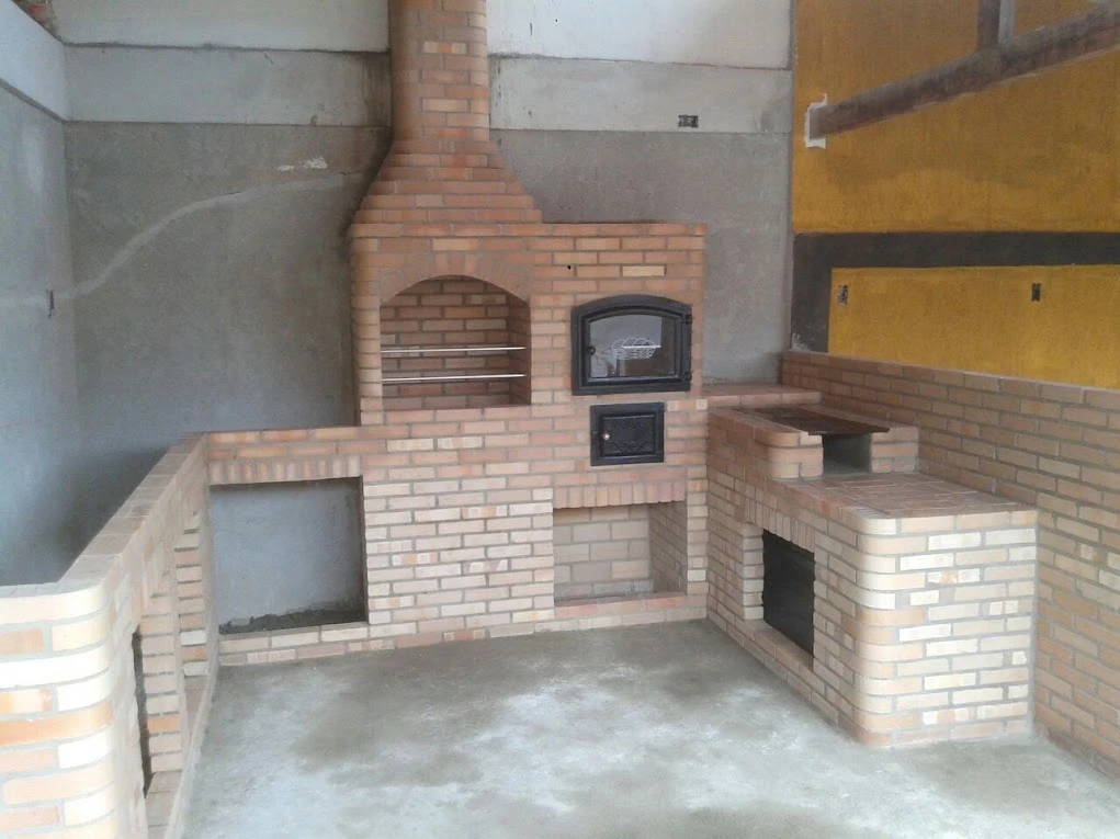 Detalhe de churrasqueira de tijolos