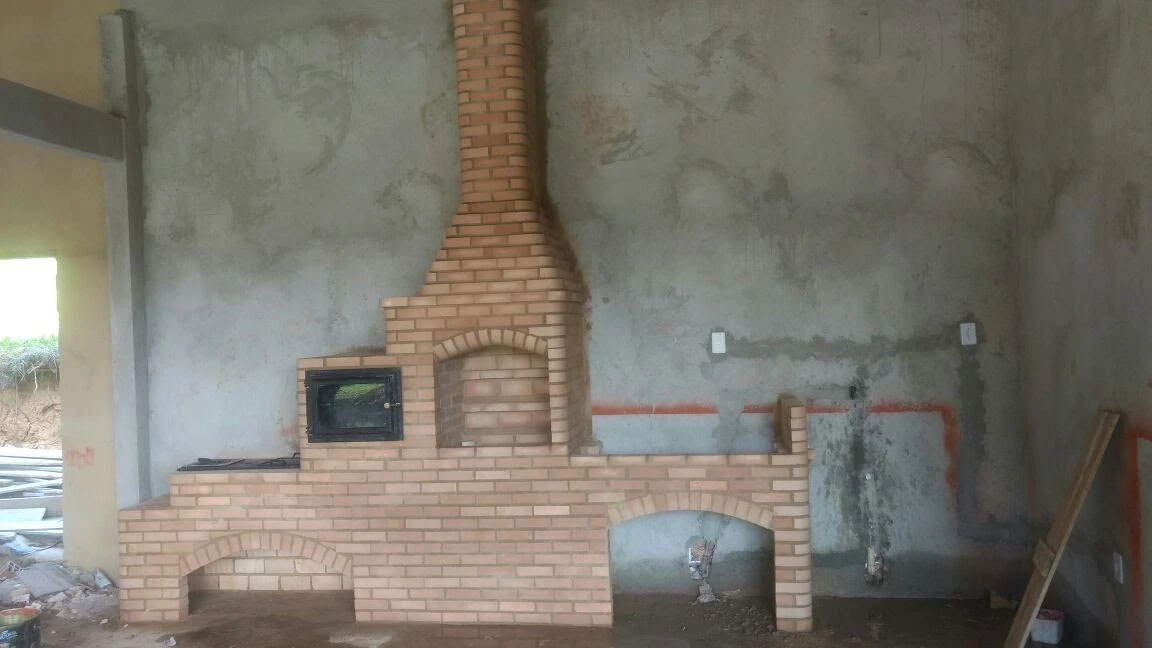 Detalhe de churrasqueira de tijolos