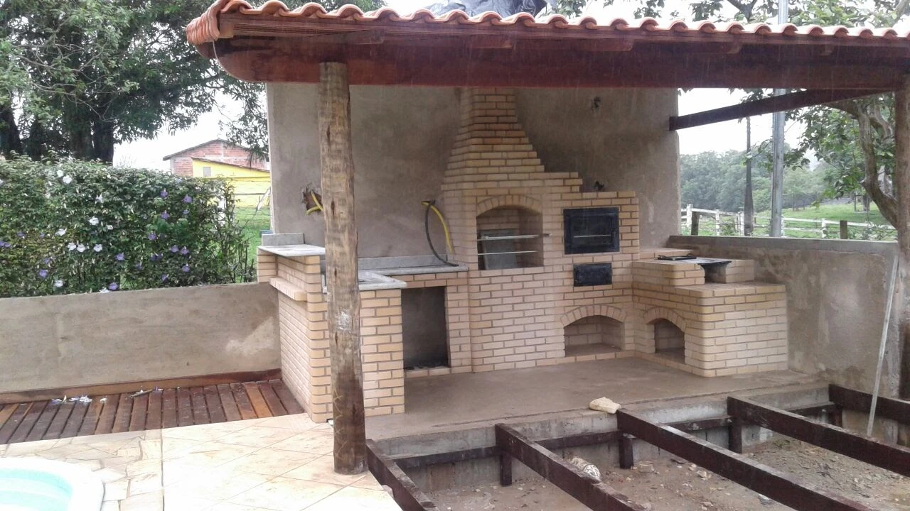 Detalhe de churrasqueira de tijolos